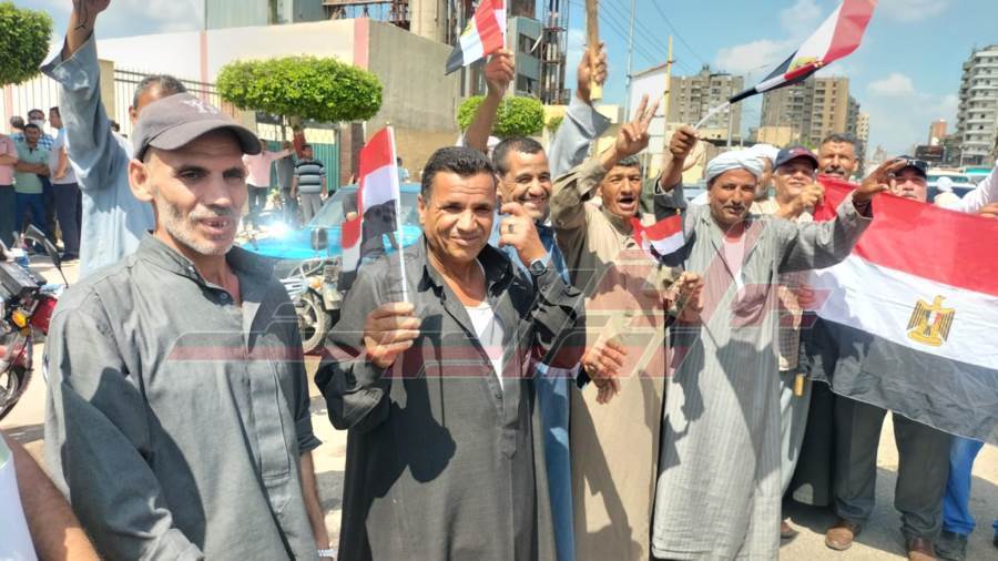 مواطنون يرفعون أعلام مصر