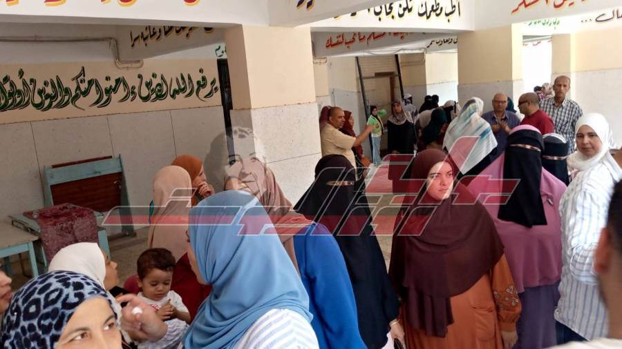 توافد السيدات علي لجان الانتخابات