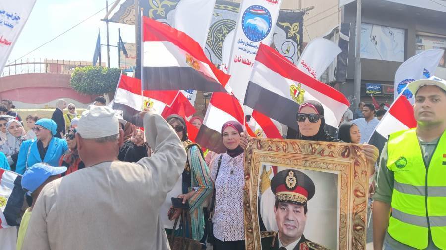 ناخبون يرفعون علم مصر بالغربية