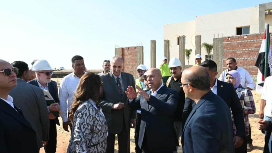 نائب رئيس الوزراء ووزيرة التنمية المحلية خلال الجولة