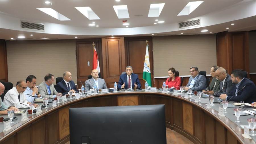 المهندس عادل النجار خلال الاجتماع