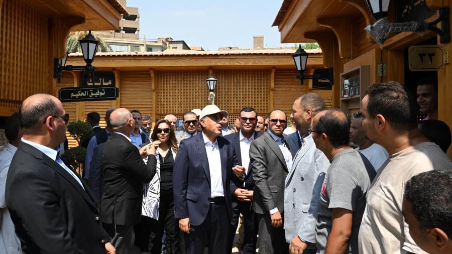 رئيس الوزراء في حديقة الأزبكية