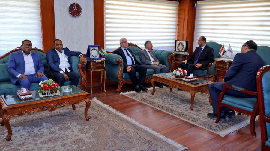 وفد الأطباء مع محافظ سوهاج