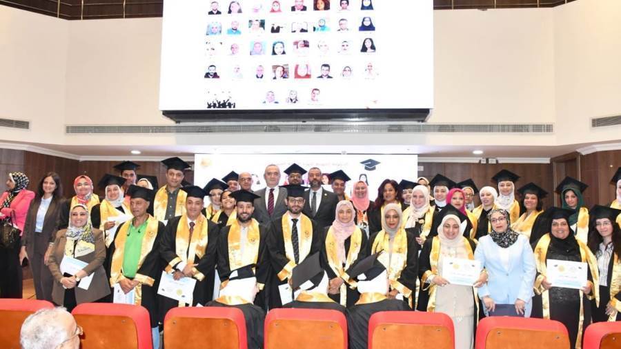 الدفعة الأولى من خريجي الدبلومات المهنية