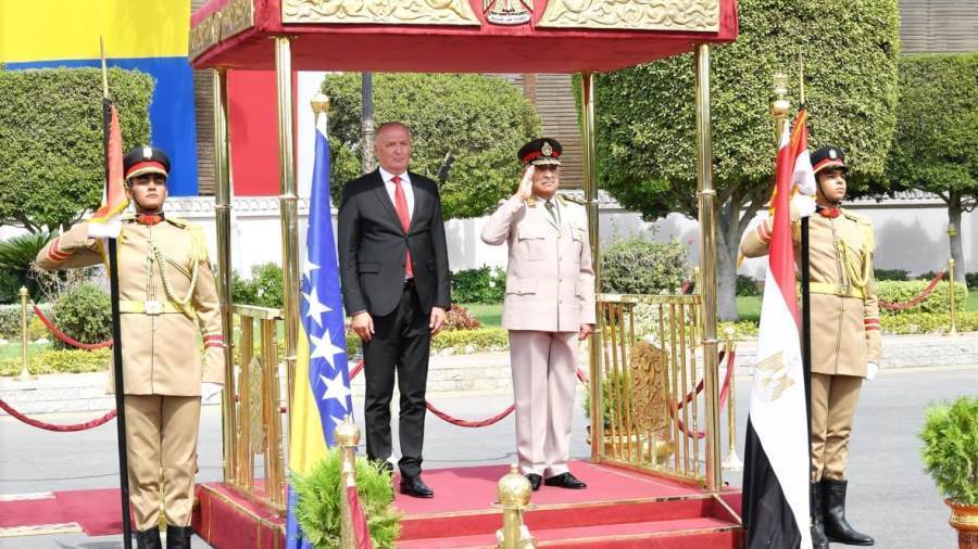 القائد العام للقوات المسلحة يستقبل وزير الدفاع لدولة البوسنة والهرسك