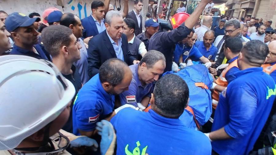 محافظ الغربية خلال المتابعة من موقع الحادث