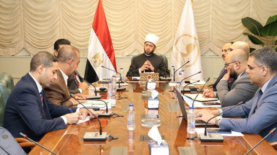 الوزير مع قيادات هيئة الأوقاف