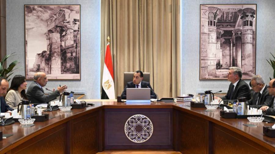 رئيس الوزراء خلال الاجتماع