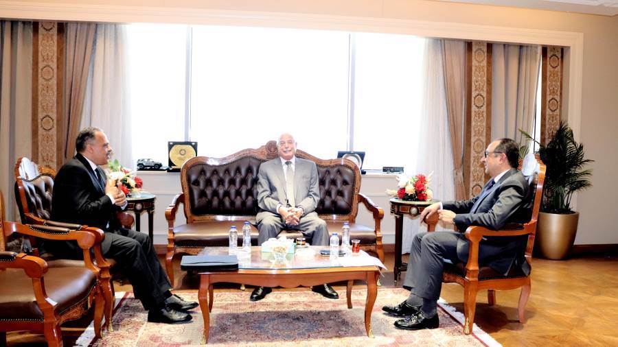 وزير قطاع الأعمال خلال لقاءه مستشار رئيس الجمهوية ومحافظ الشرقية