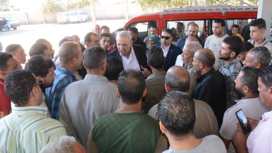 محافظ الغربية خلال جولة بمواقف السيارات