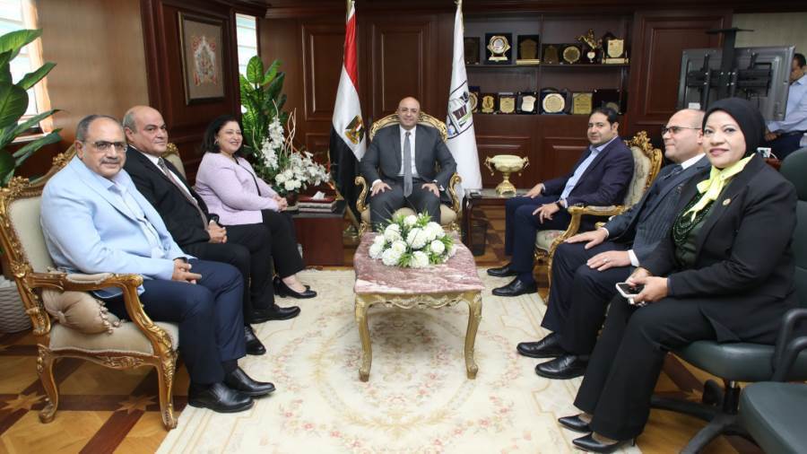 محافظ بنى سويف يستقبل زوار المحافظة