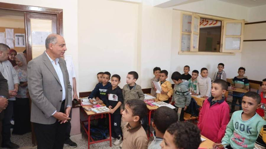 محافظ المنيا يتابع انتظام العملية التعليمية بمدرسة بني خلف