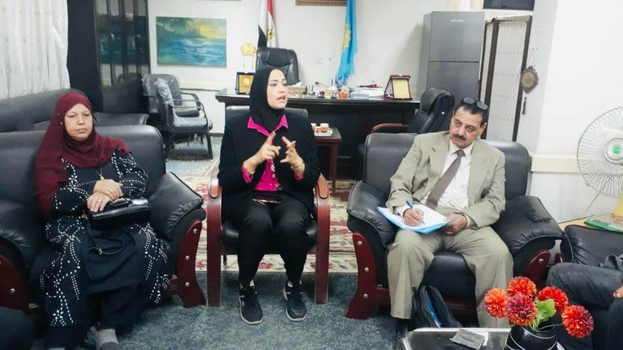 مديرة مديرية الطب البيطرى بالغربية خلال مناقشة الاستعدادات مع مديرة الإدارات