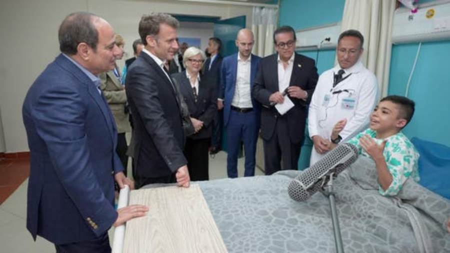 الرئيس السيسي وماكرون في زيارة للمصابين الفلسطينيين- أرشيفية