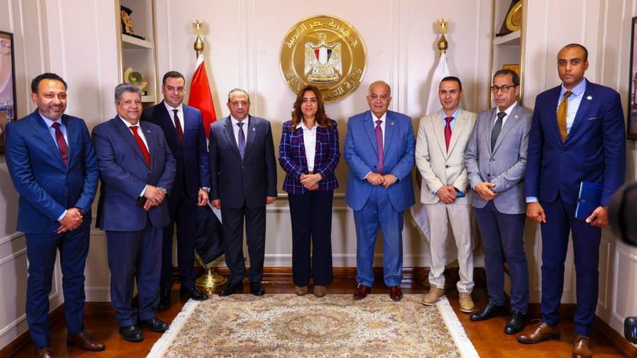 توقيع عقد تقديم خدمات الجمع ونظافة الشوارع ببورسعيد