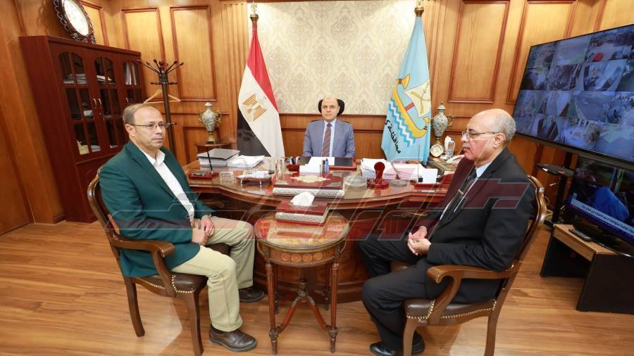 محافظ كفر الشيخ خلال الاجتماع مع مدير هيئة الأبنية التعليمية