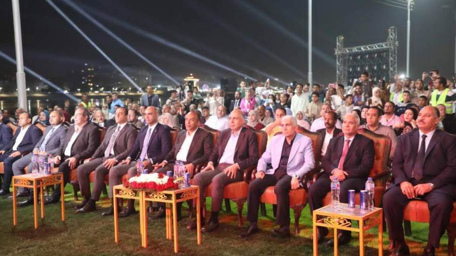 محافظ المنيا يشارك المواطنين احتفالات افتتاح المتحف المصري الكبير