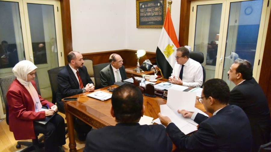 اجتماع وزير الصحة