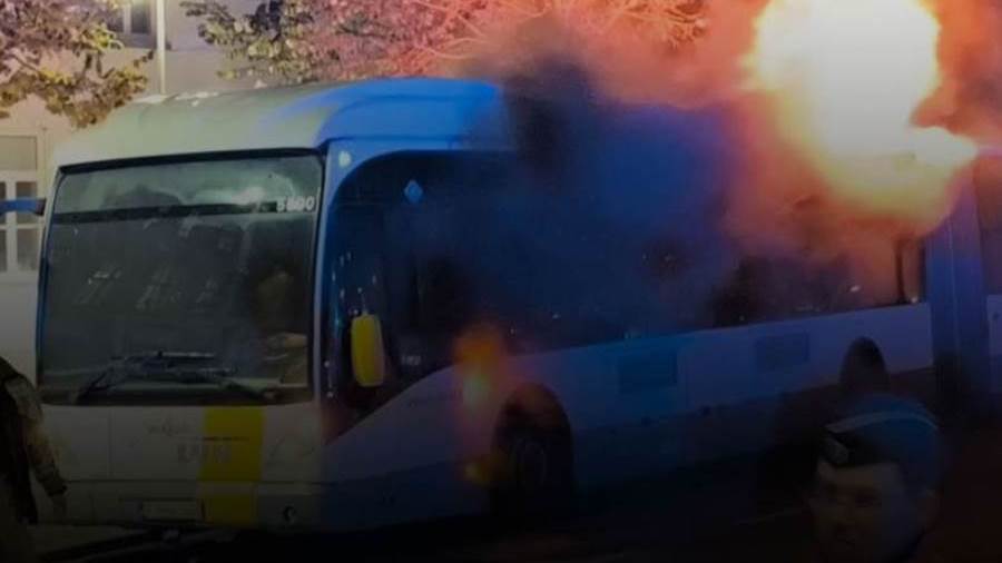 حريق مروع يلتهم حافلة جماهير برشلونة