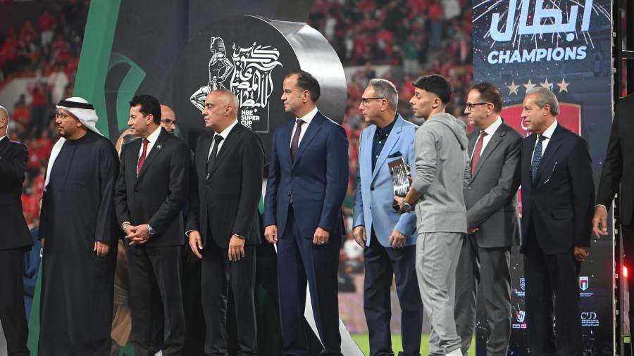 وزير الشباب والرياضة خلال تسليم الجوائز