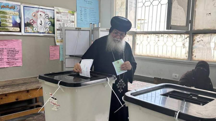 الانبا مكاريوس اسقف المنيا يدلي بصوته