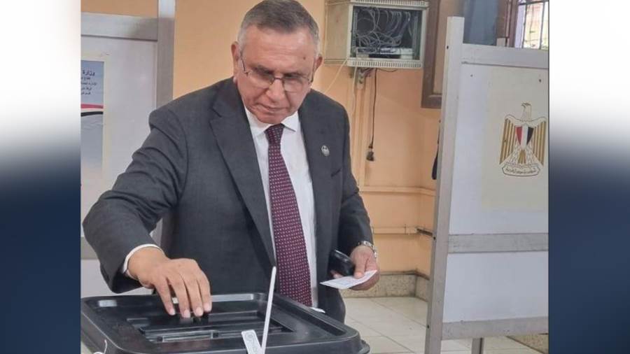 الدكتور عبد السند يمامة رئيس حزب الوفد يدلى بصوته بانتخابات النواب