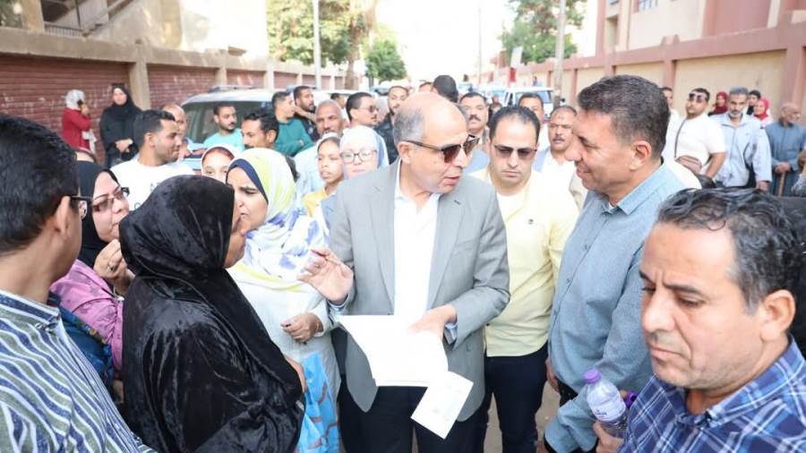 محافظ المنيا خلال اللقاء