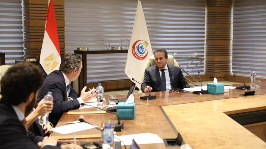 وزير الصحة مع وفد البنك الأوروبي