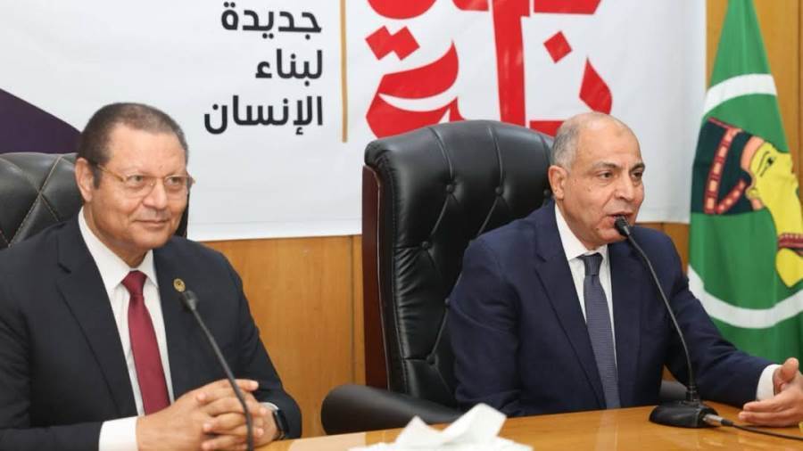محافظ المنيا خلال اللقاء