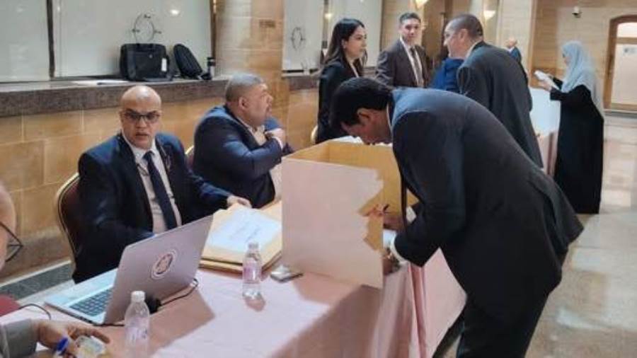 مصريون يدلون بأصواتهم في قنصلية جدة