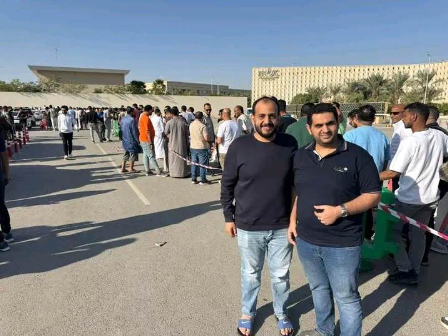 الجالية المصرية أثناء الادلاء بأصواتهم