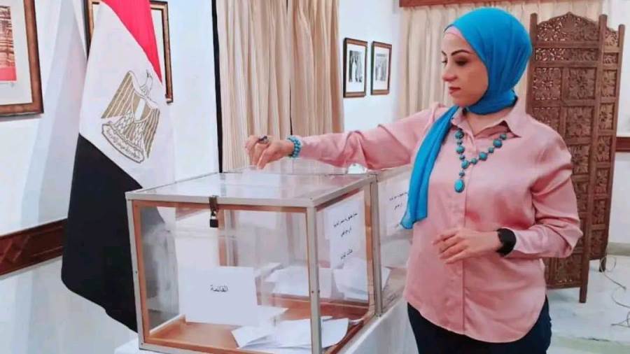 مصرية تدلي بصوتها