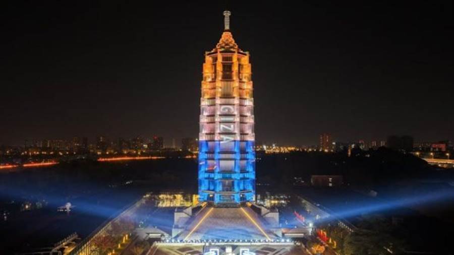 إضاءة برج نانجينغ الصيني باسم محافظة الجيزة