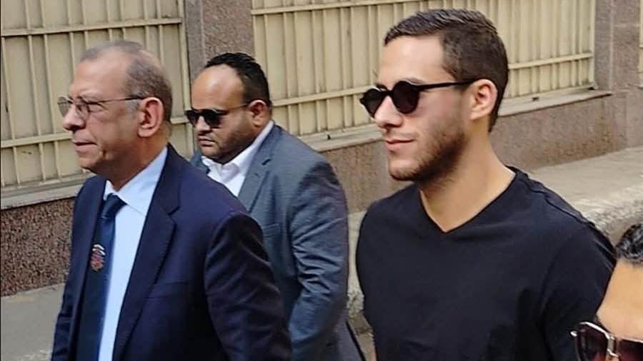 اللاعب رمضان صبحي بصحبة المحامين