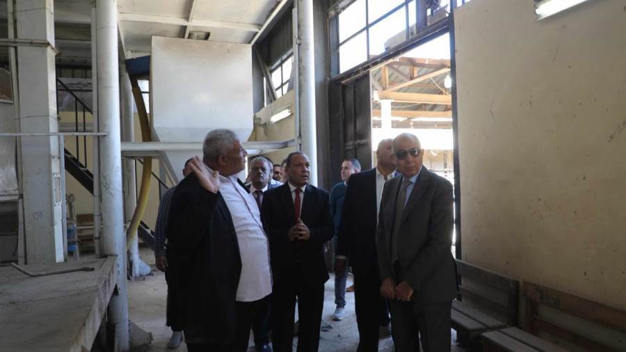 محافظ المنيا يتفقد المدرسة الثانوية الزراعية
