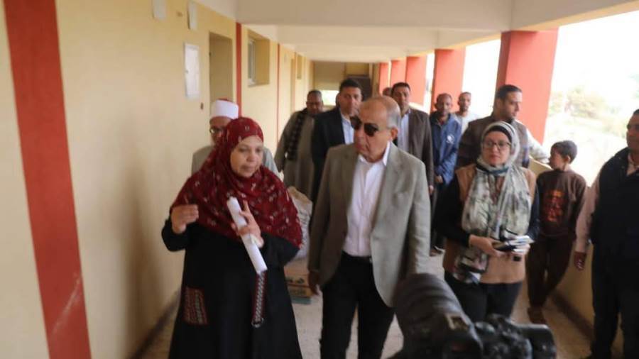محافظ المنيا خلال الجولة