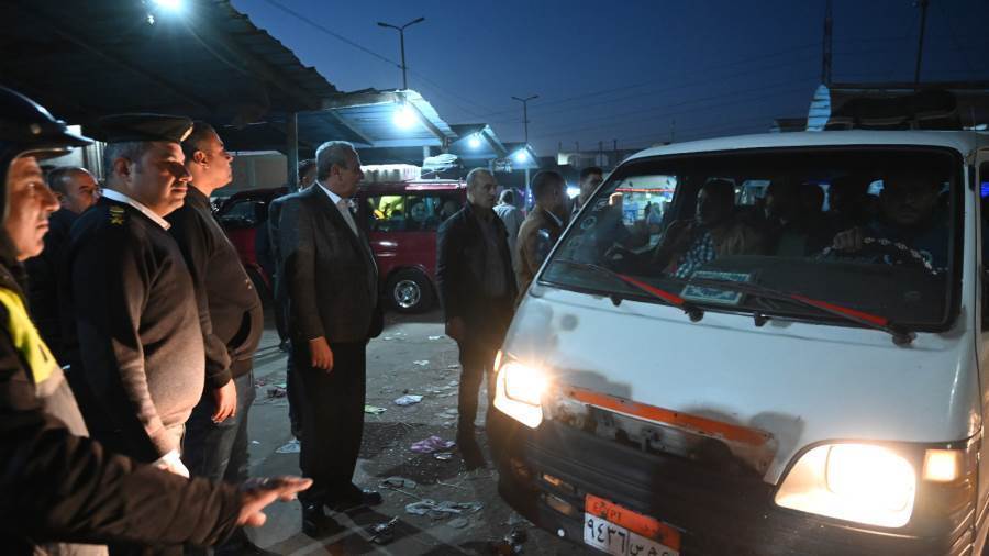 محافظ الغربية يوجه بضخ سيارات إضافية لإنهاء الزحام بموقف الزراعة بالمحلة 