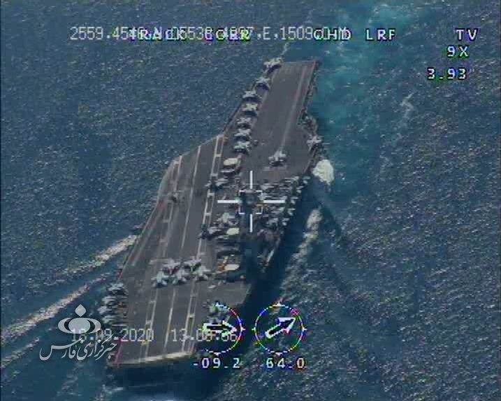 الصورة تظهر بوصوح طائرة ايرانية فوق الحاملة الأمريكية 