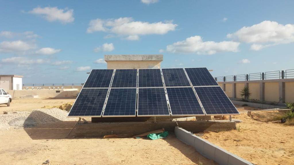 ألواح محطة الطاقة الشمسية اللازمة لتشغيل محطة تحلية المياه