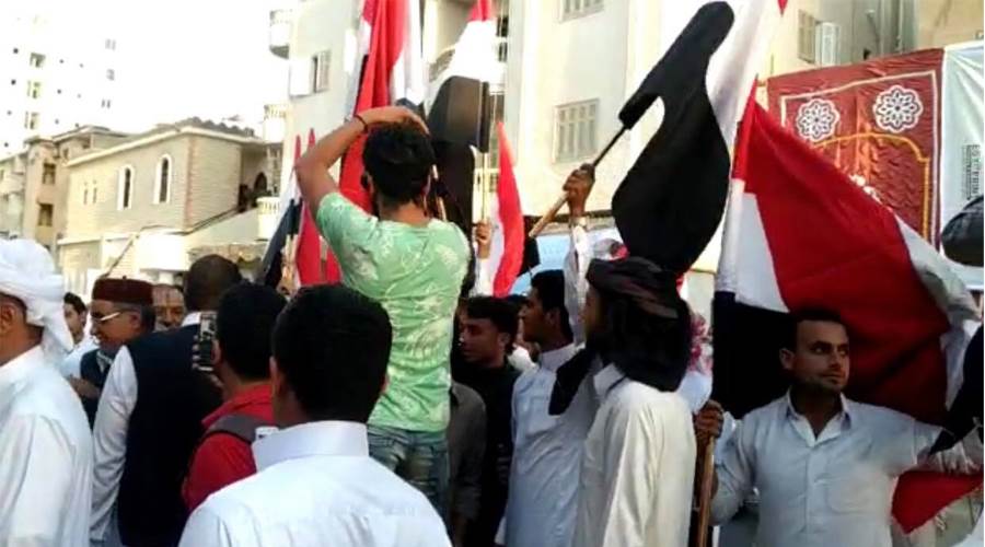 المحتشدون في الميادين الرئيسية يرفعون الأعلام المصرية