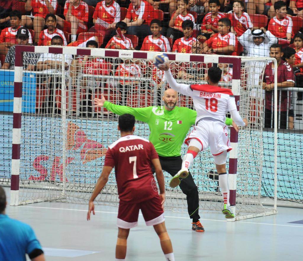 منتخب اليد البحريني في مواجهة المنتخب القطري