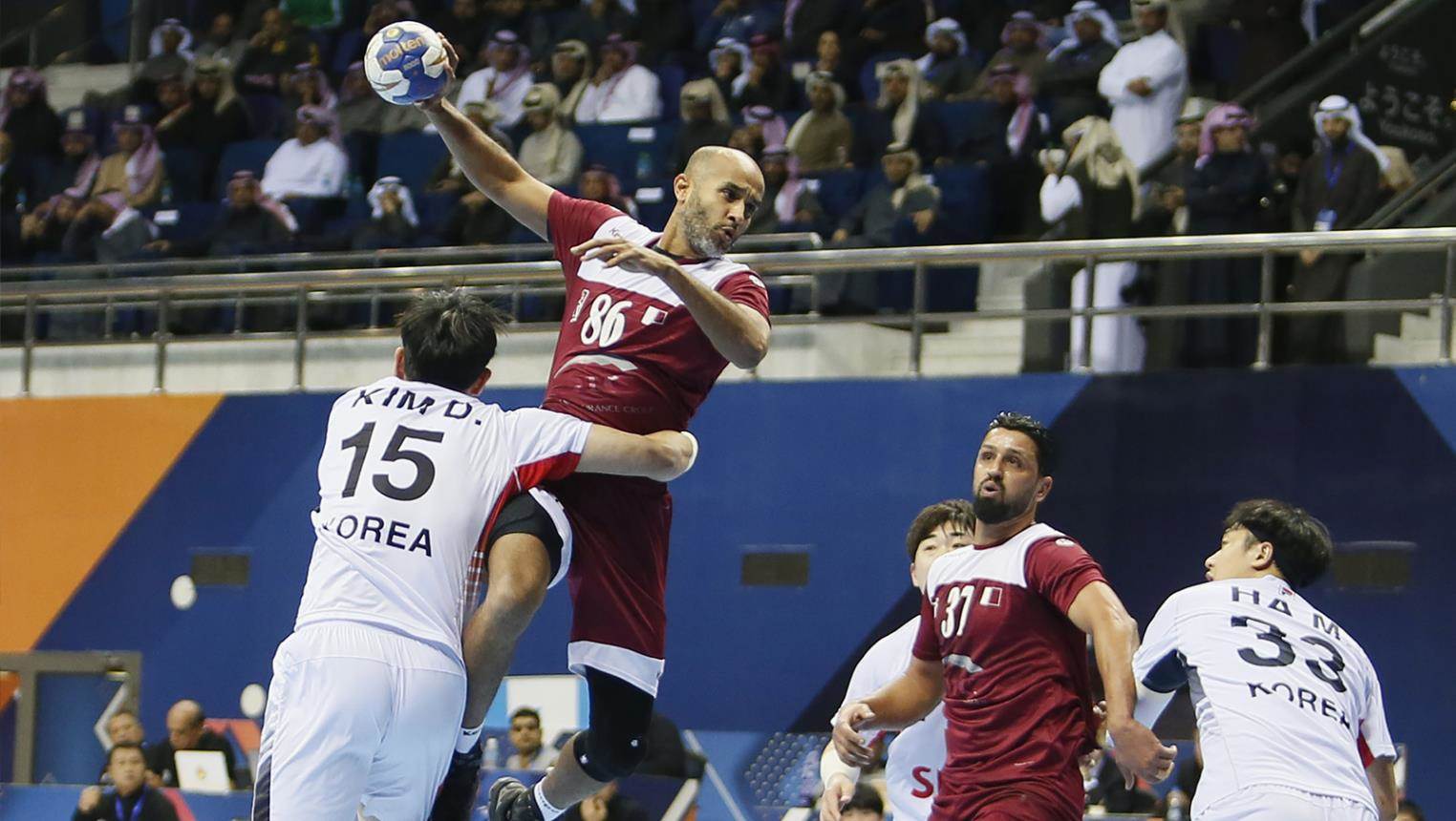 تسديدة قوية من لاعب منتخب قطر