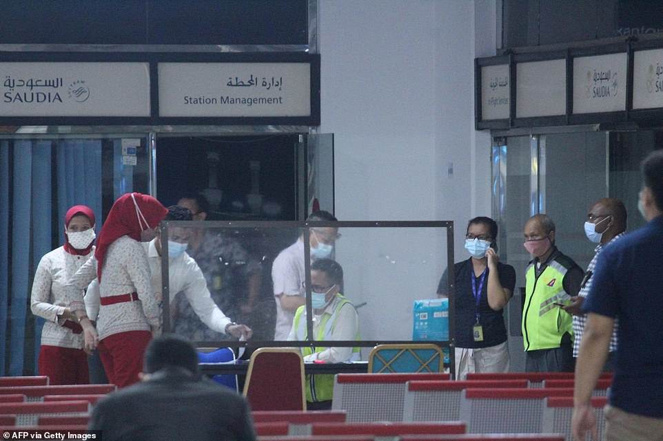 أقارب الركاب في مطار جاكرتا