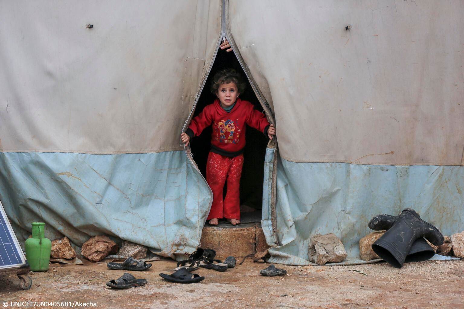 طفلة في سوريا تواجه الدمار بسبب الطقس السىء