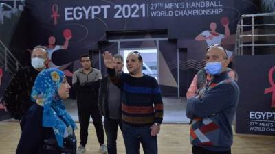 الدكتور إيهاب أمين رئيس أتحاد الجمباز يتفقد الصالة المغطاه بإستاد القاهرة
