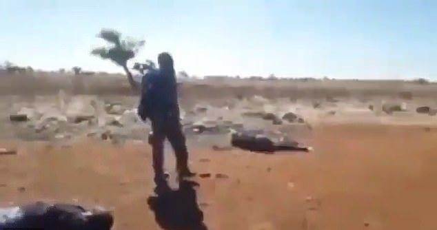    يظهر مقطع فيديو صادم تم تصويره في دير ديبري أباي، جنوب غرب أكسوم في منطقة تيجراي، جنودًا إثيوبيين يسيرون بين جثث القرويين.