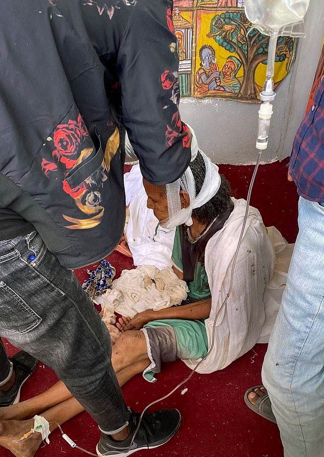  امرأة مسنة فرت إلى مدينة أكسوم في منطقة تيغراي الإثيوبية بحثًا عن الأمان تجلس مع ضمادات على رأسها بعد إصابتها خلال هجوم على المدينة ، الاثنين 30 نوفمبر 2020. توفيت لاحقًا متأثرة بجراحها.