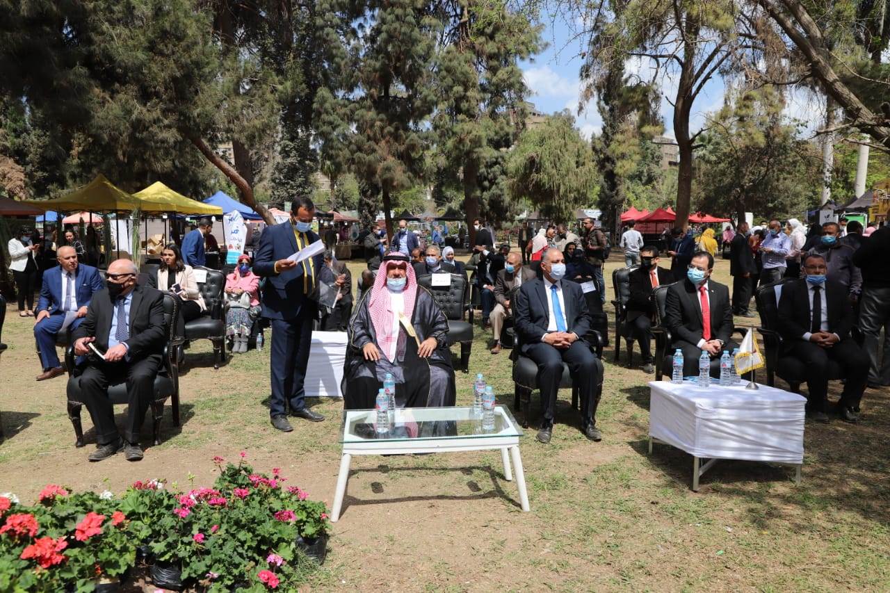 جانب من الحضور في مهرجان القاهرة الأول للتمور بحديقة الأورمان 