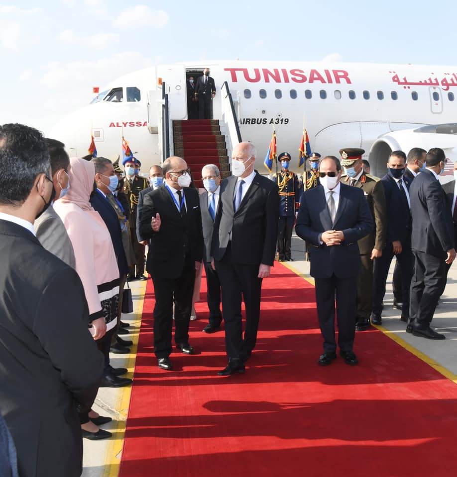 الرئيس التونسي بصحبة الرئيس السيسي يرحب بمستقبليه