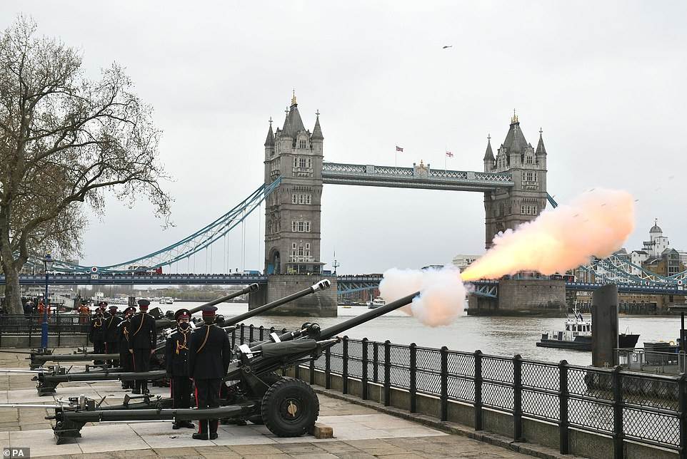 المدفعية تطلق نيرانيها في برج لندن